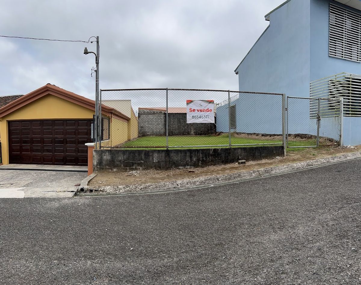 Lote exclusivo en Residencial La Roca: Cerca del Hospital San Carlos