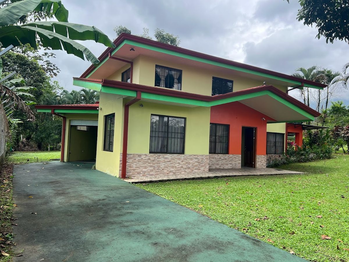 House with Large Garden and Arenal Volcano View in La Fortuna