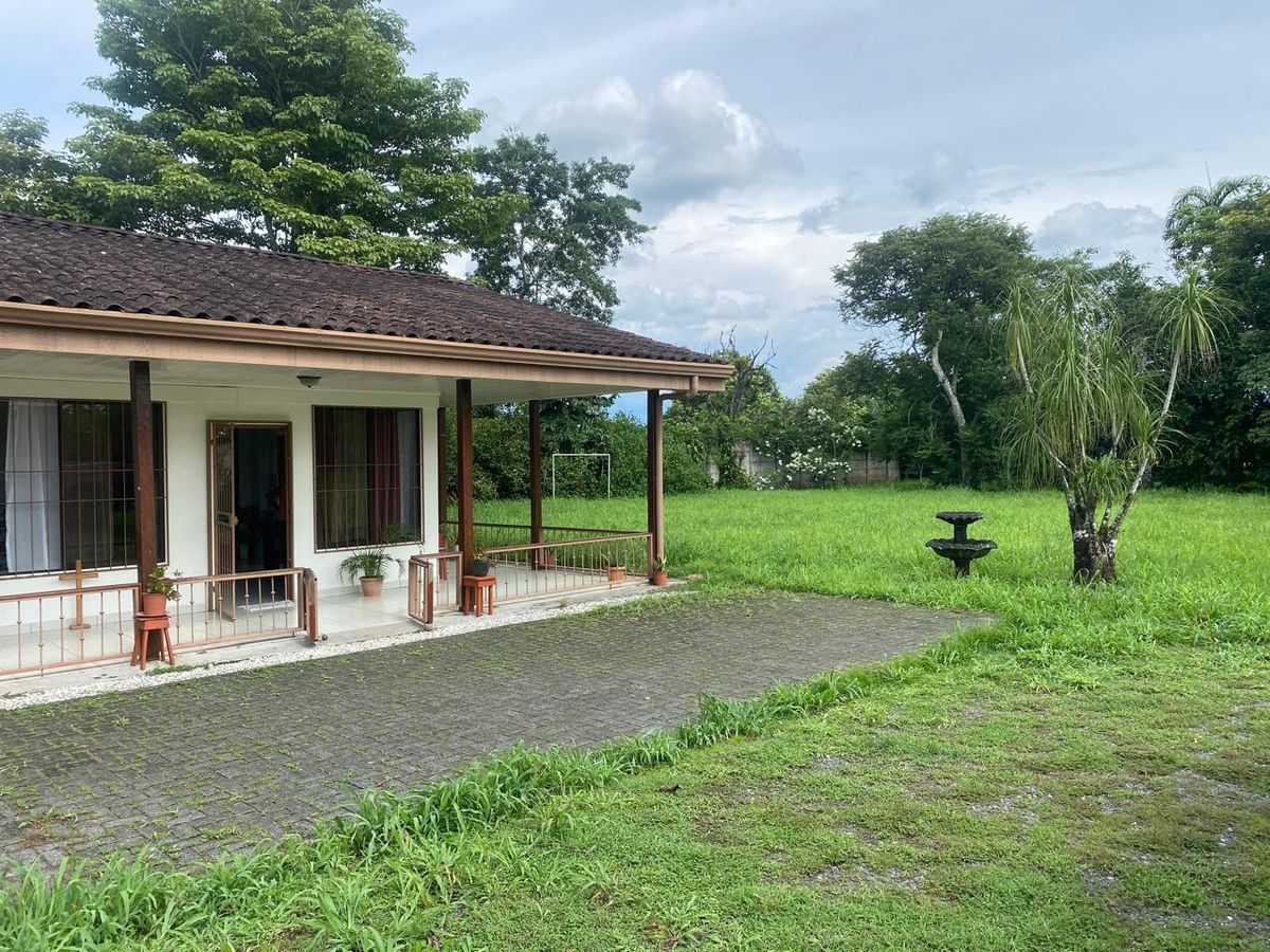 Quinta con Vista al Volcán en La Fortuna: Ideal para Airbnb