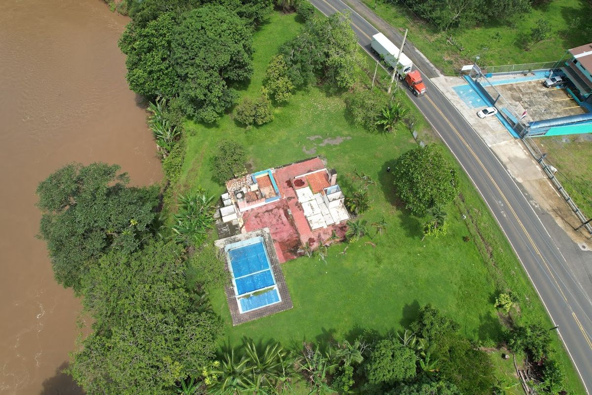 Terreno Comercial en Muelle de San Carlos: Gran Frente y Plusvalía