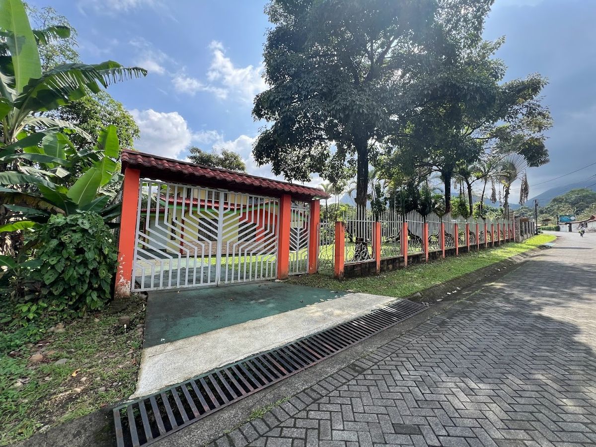 House with Large Garden and Arenal Volcano View in La Fortuna