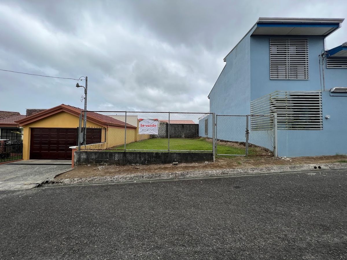 Lote exclusivo en Residencial La Roca: Cerca del Hospital San Carlos