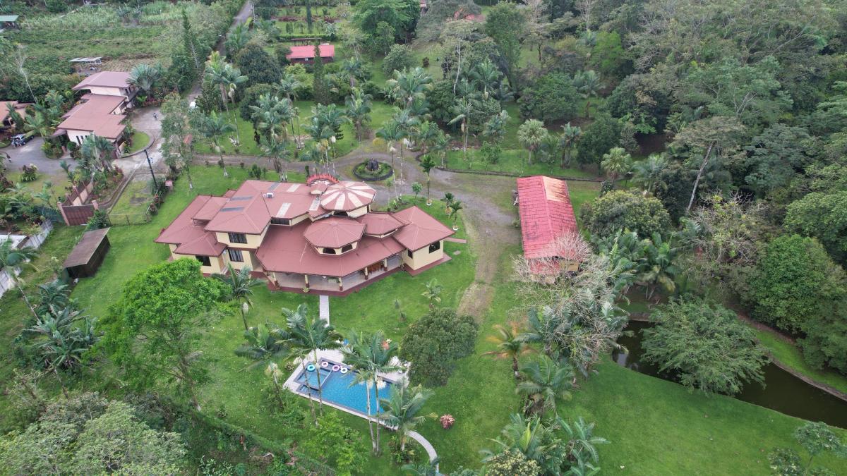 Luxury Estate in Zeta Trece, La Fortuna: Arenal Volcano Views