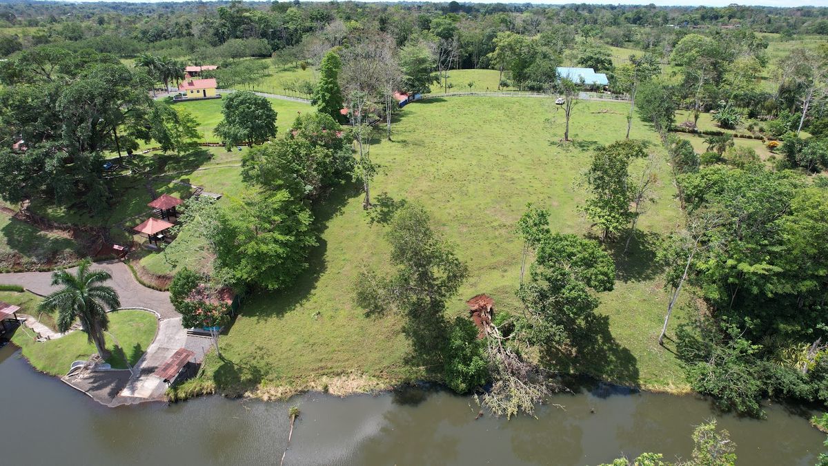 Luxury Lakefront Estate in Cutris: Volcano Views & Nature Sanctuary.