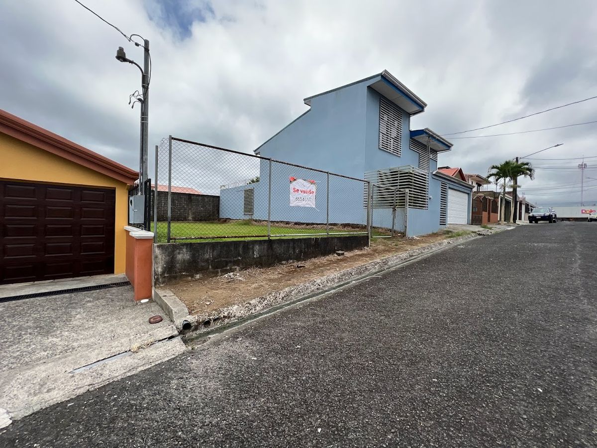 Lote exclusivo en Residencial La Roca: Cerca del Hospital San Carlos