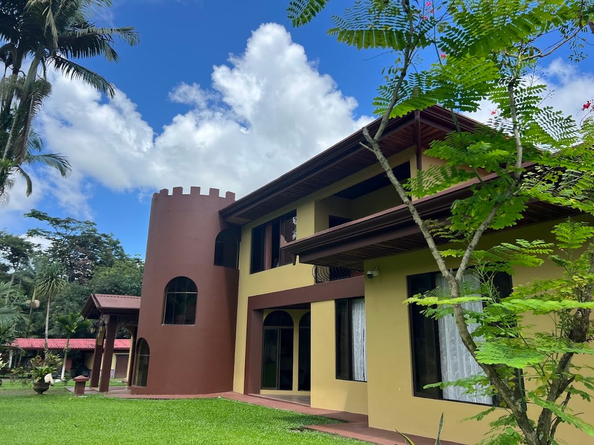 Luxury Estate in Zeta Trece, La Fortuna: Arenal Volcano Views