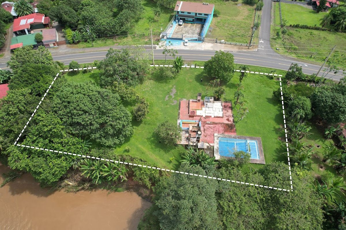 Terreno Comercial en Muelle de San Carlos: Gran Frente y Plusvalía