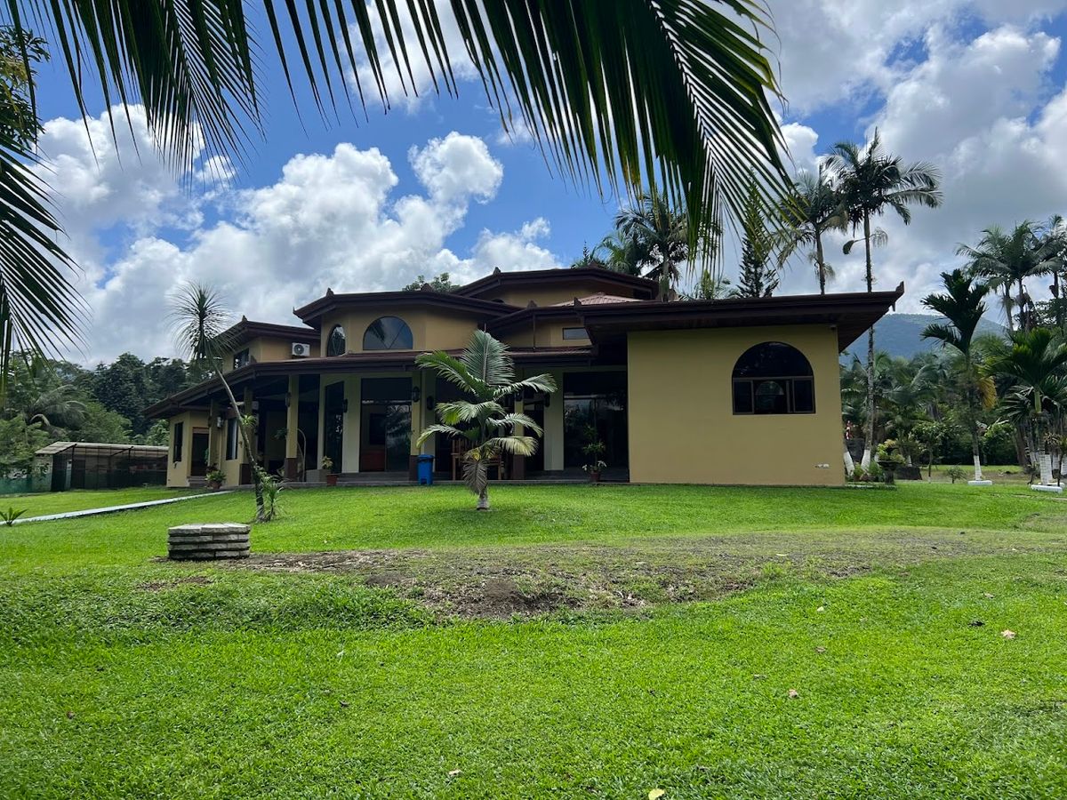 Luxury Estate in Zeta Trece, La Fortuna: Arenal Volcano Views