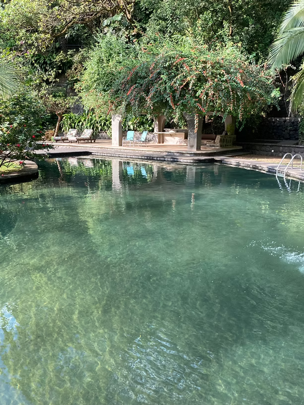 Finca de Lujo en la Montaña: 5 Casas y Piscina Natural