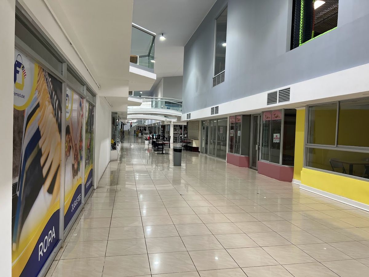 Locales comerciales en Plaza San Carlos: Propiedades de uso comercial