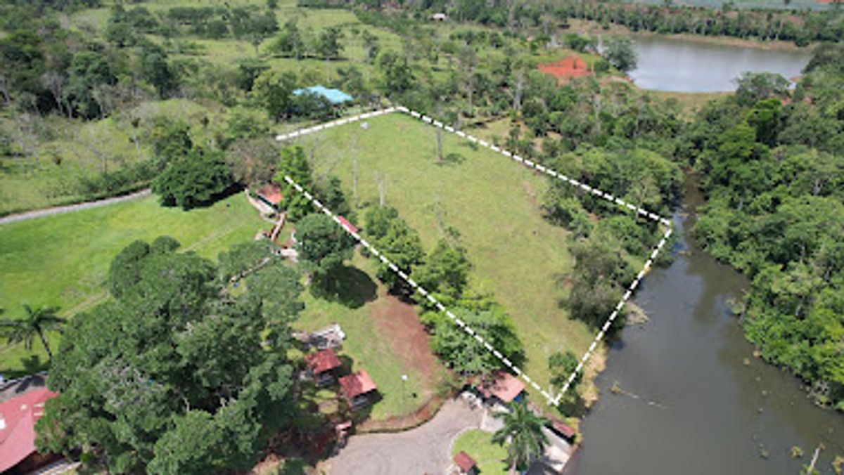 Luxury Lakefront Estate in Cutris: Volcano Views & Nature Sanctuary.