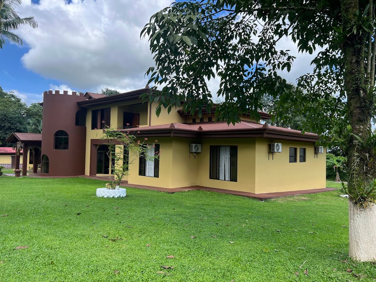 Luxury Estate in Zeta Trece, La Fortuna: Arenal Volcano Views