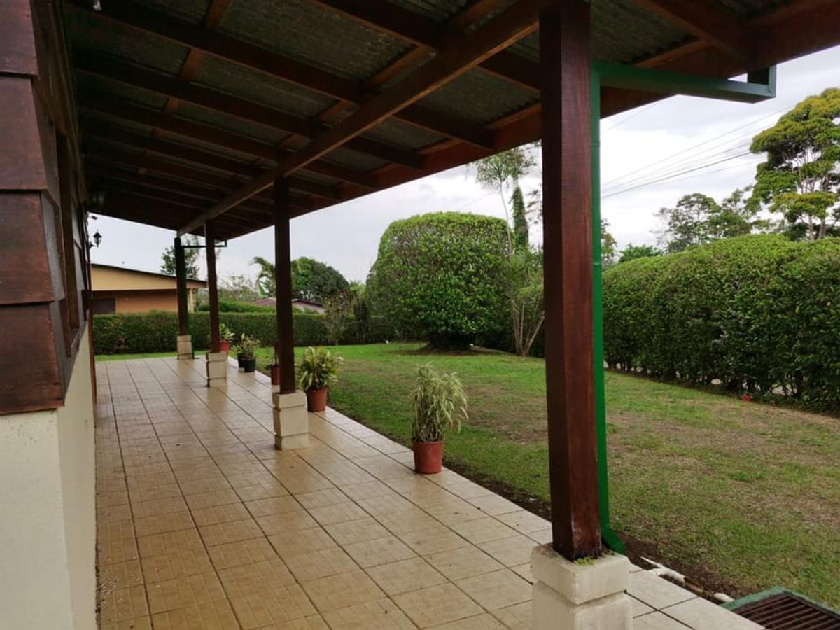 Quinta Residencial en Venecia: Amplios jardines y casa de Campo