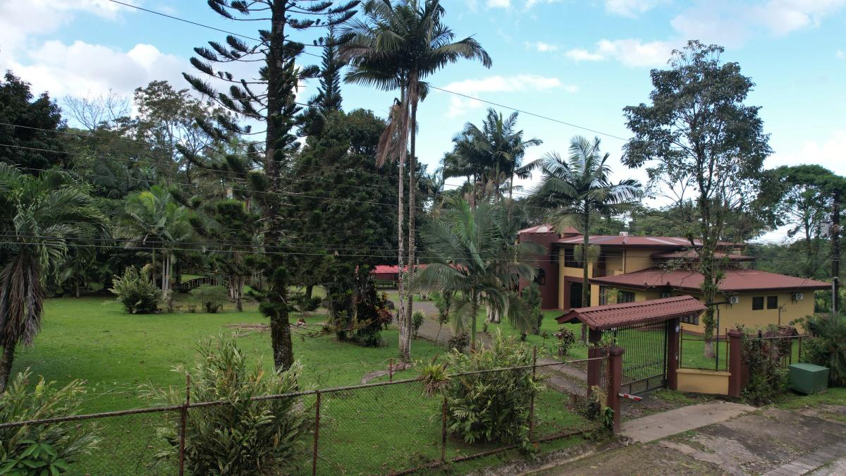 Luxury Estate in Zeta Trece, La Fortuna: Arenal Volcano Views
