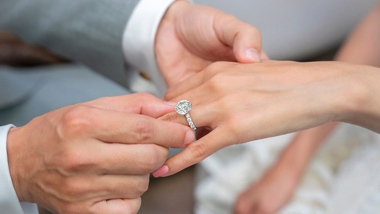 Diamond wedding ring