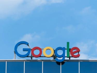 Google logo sign in front of blue sky. Photo by Pawel Czerwinski on Unsplash