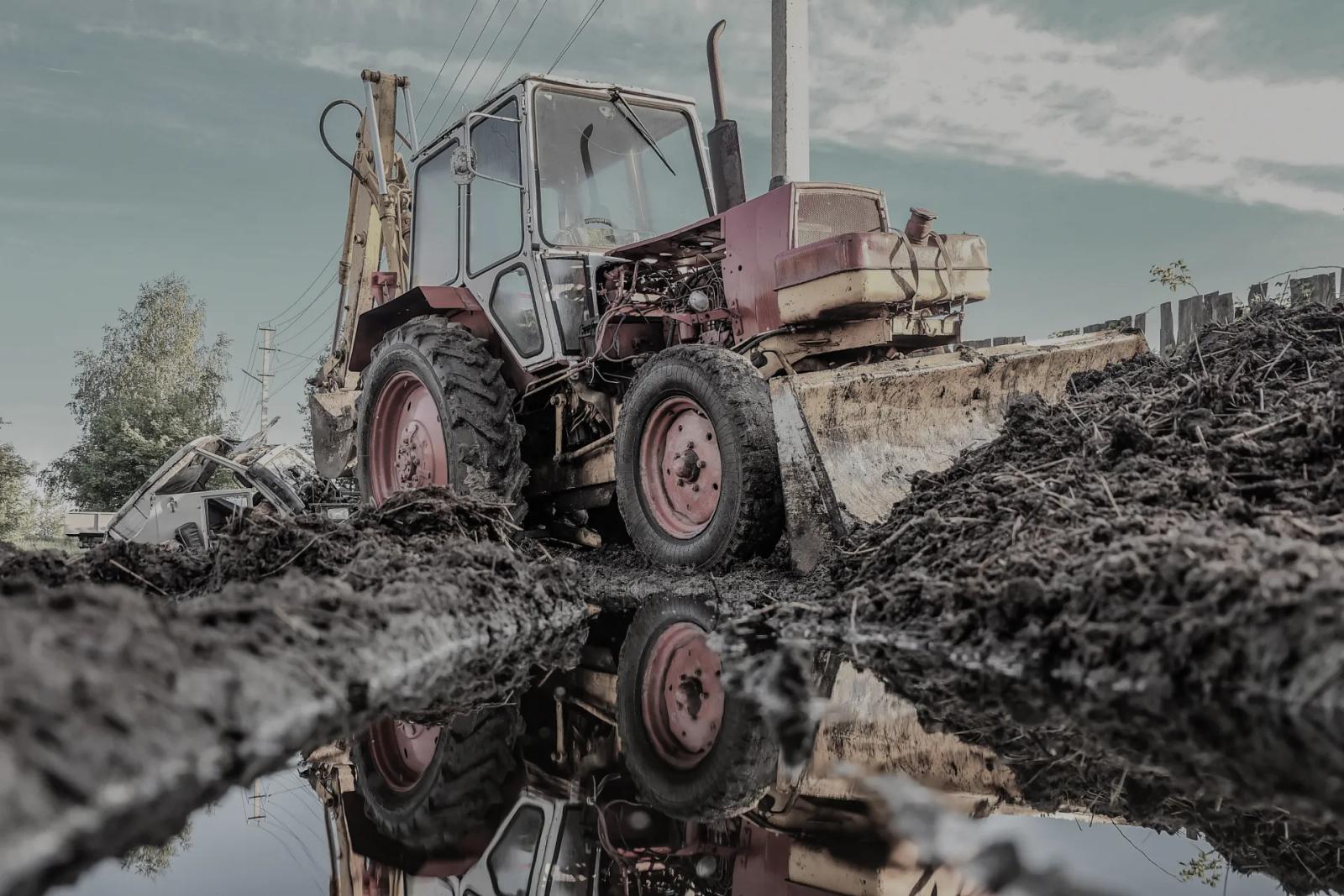 buldozer uklanja prepreke za izgradnju novog objekta