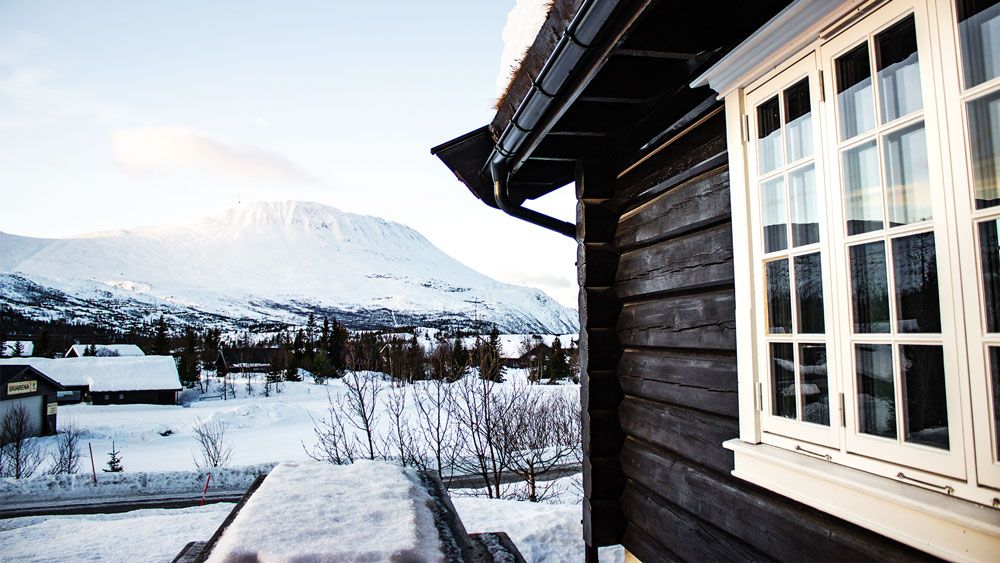 utsikt mot Gaustatoppen om vinteren fra terrassen til hytte på Gaustablikk fjellhytter
