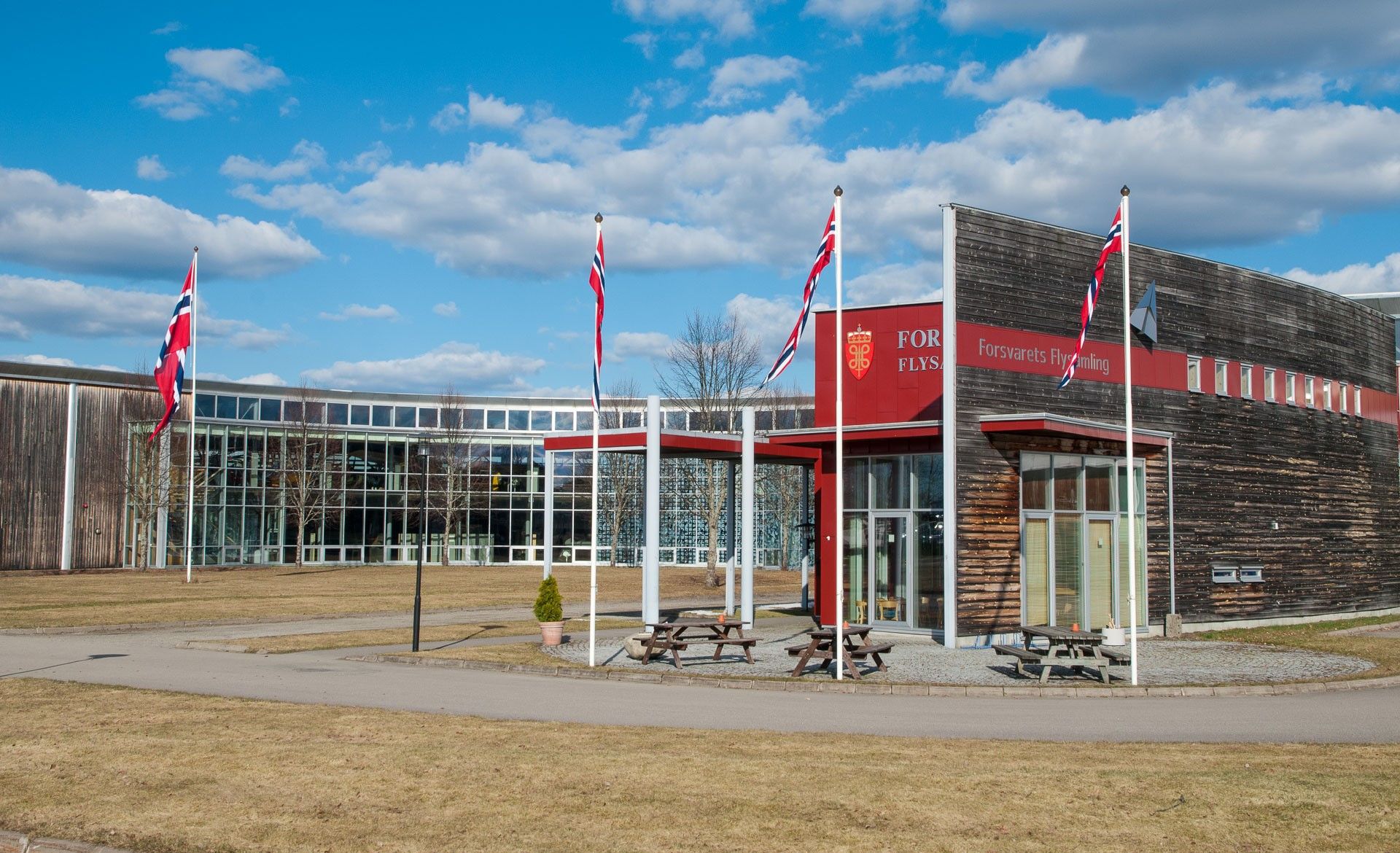 Utsiden av bygget, i rødt, treverk og glass