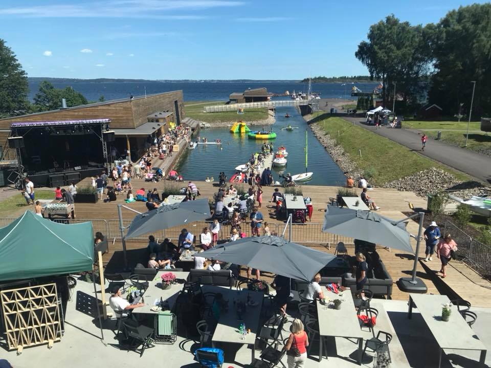 Parasoller, bord, stoler, oversiktsbilde, vann