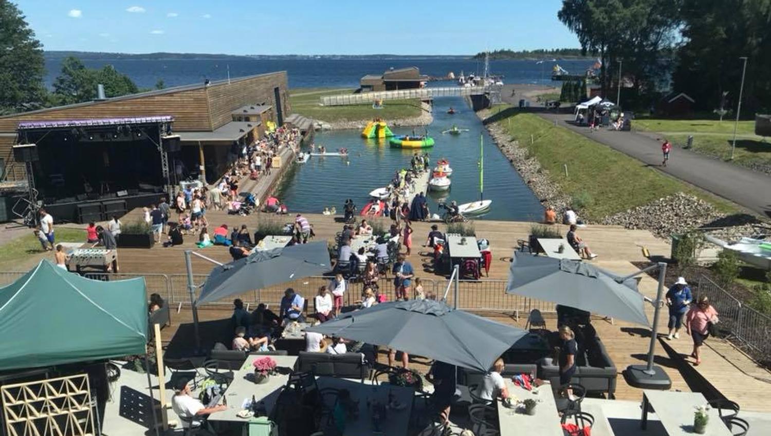 Parasoller, bord, stoler, oversiktsbilde, vann