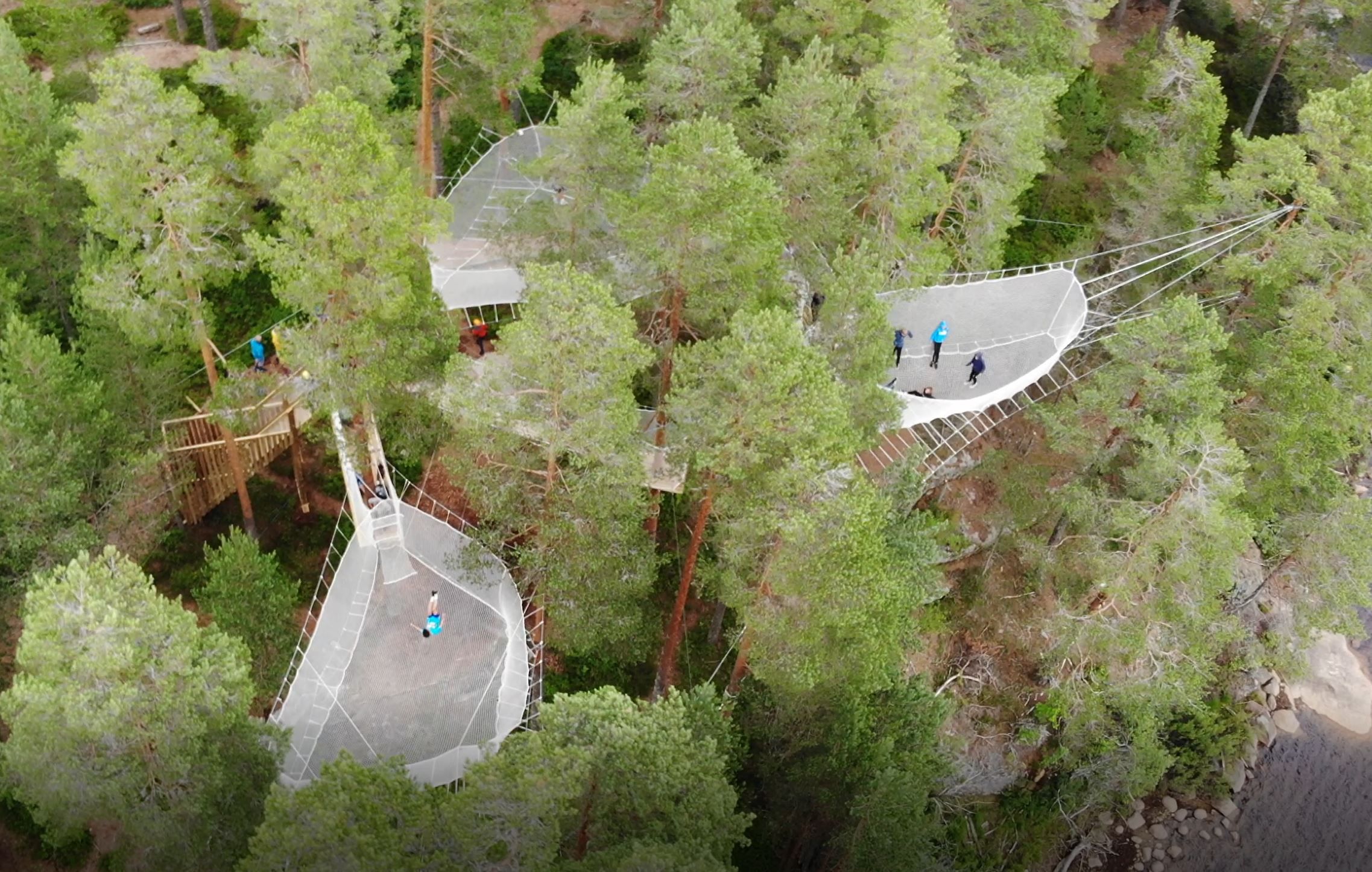 Trampolinepark i Klatreskogen