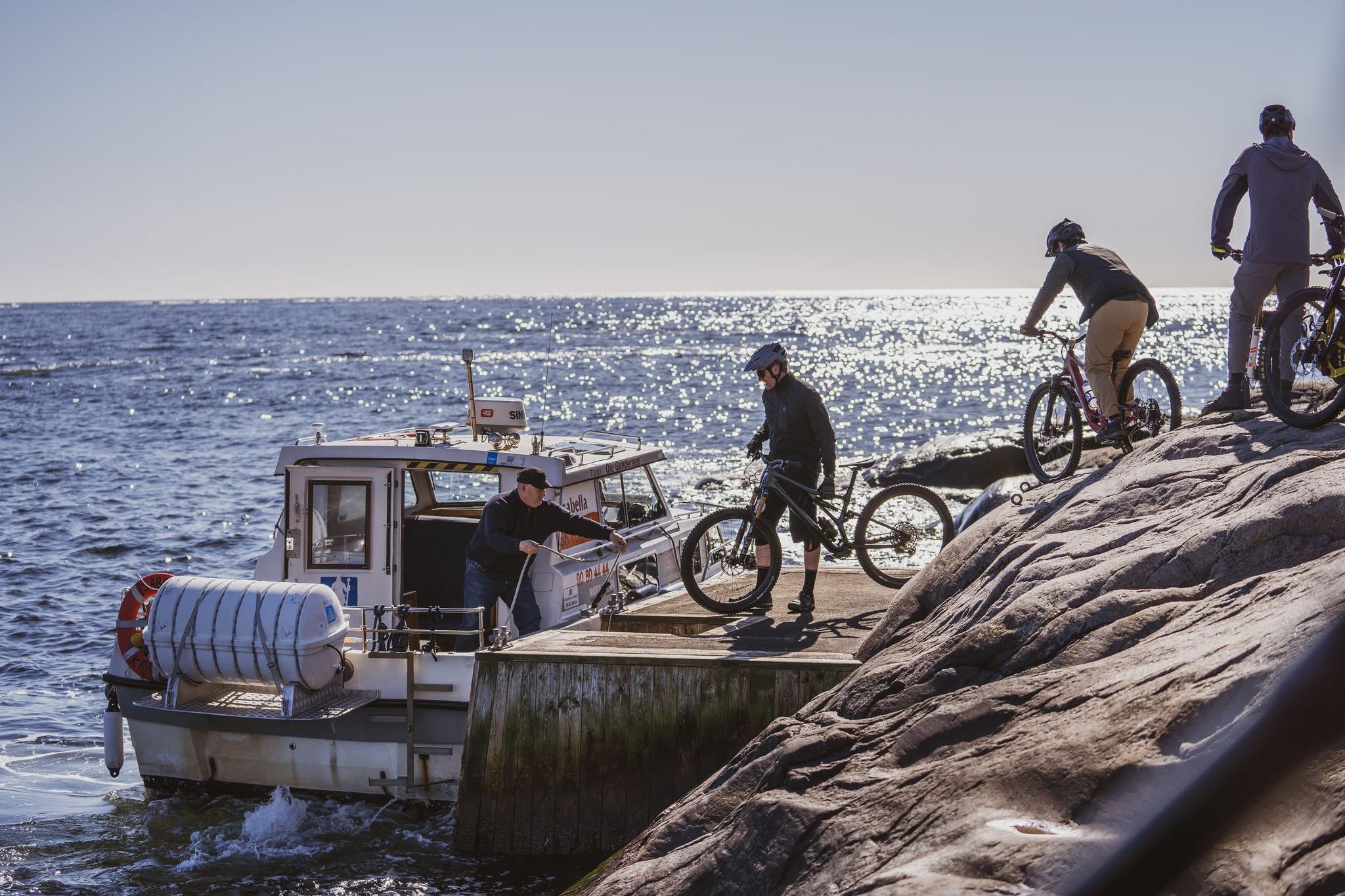 gruppe syklister som skal om bord på Kragerø Taxibåt