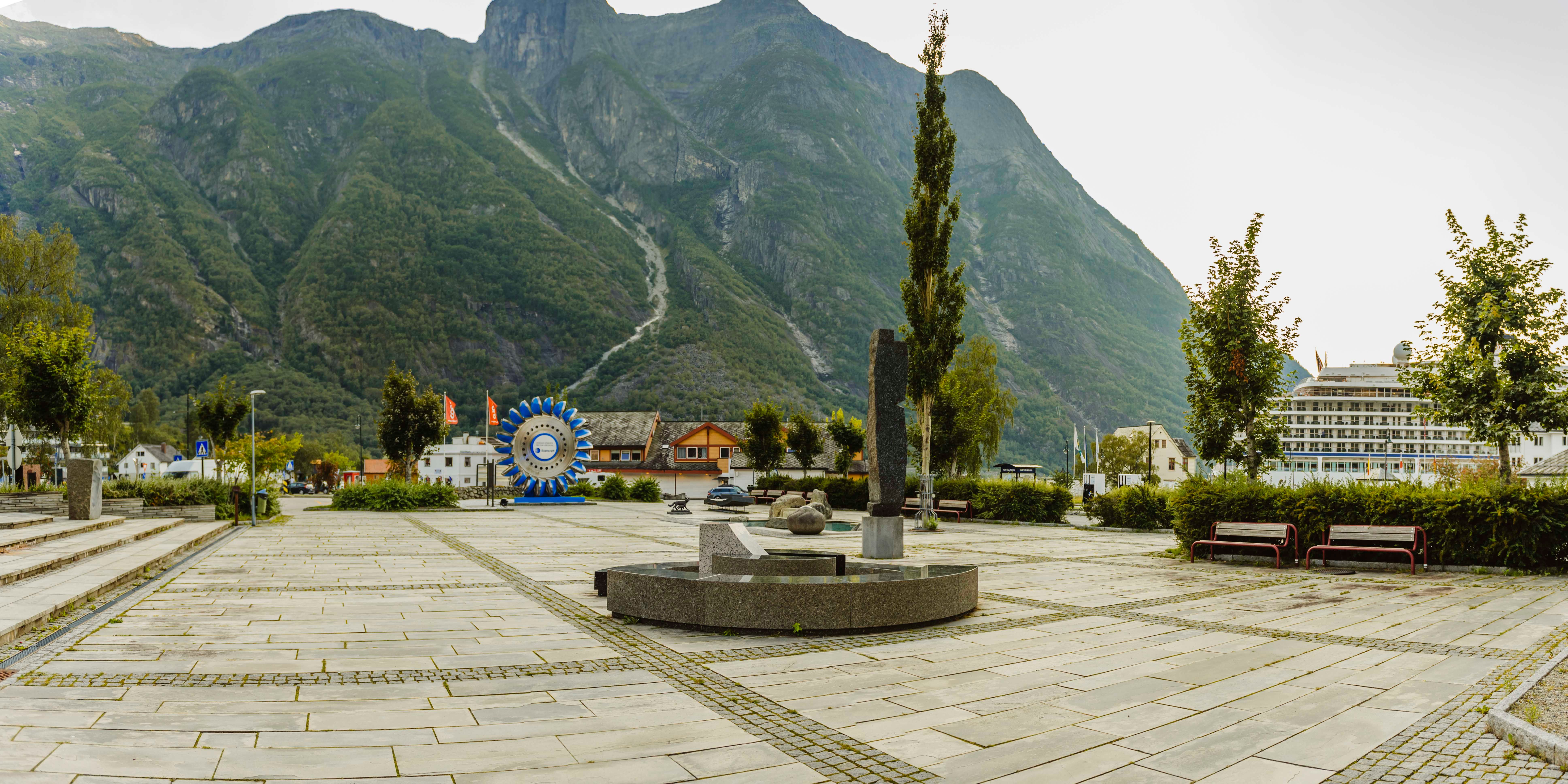 An overview of the park, with a cruise ship showing in the distance.