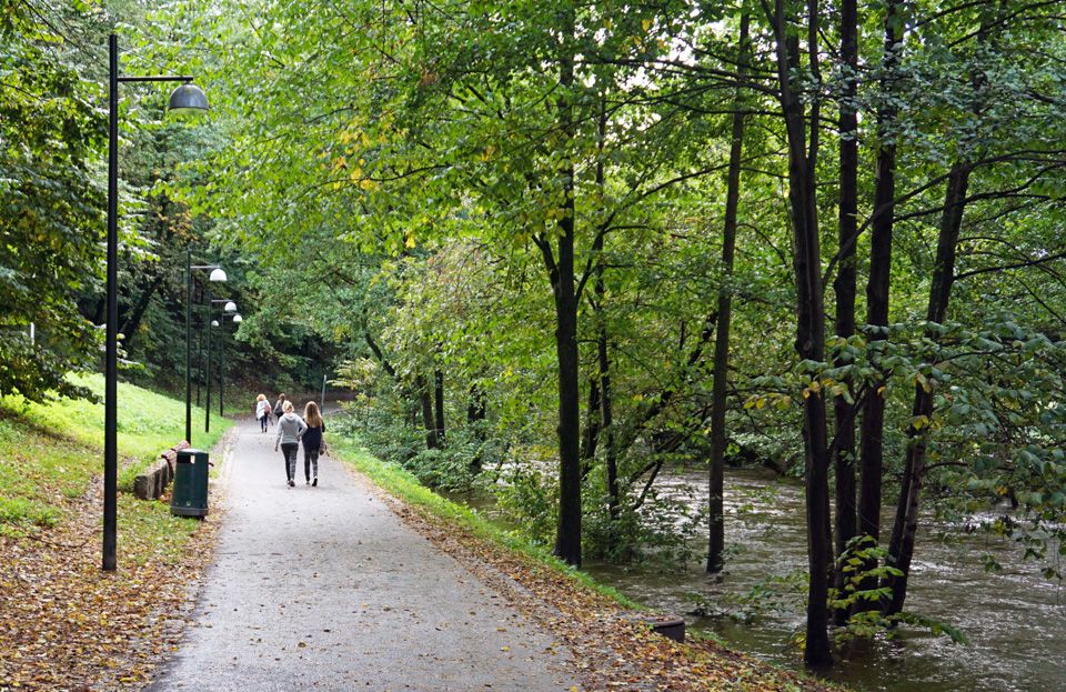 Mennesker som går langs elva.