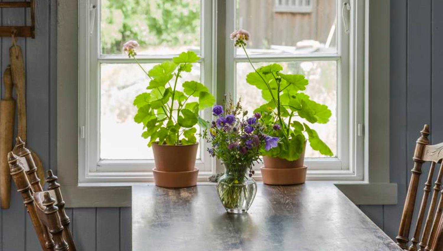 en spisestue dekorert med blomster ved et vindu