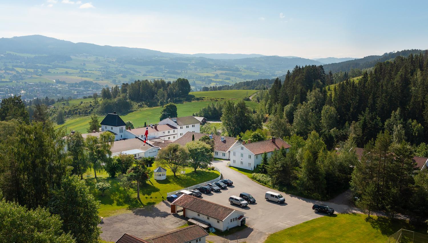 Oversiktsbilde av Sanner Hotell på sommeren