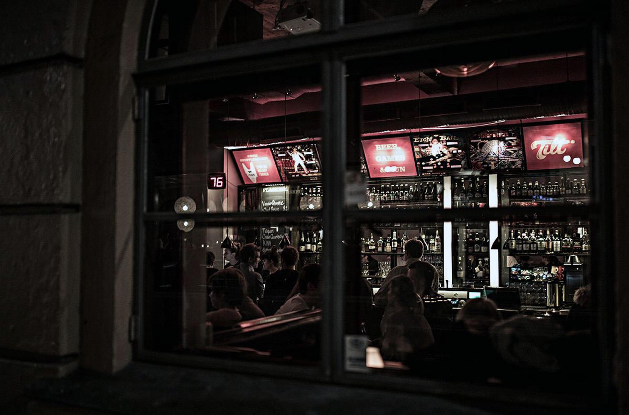 the bar seen from the outside through the window