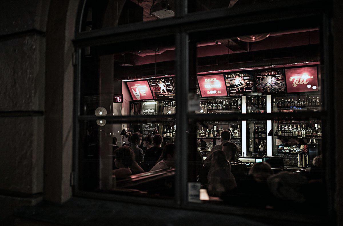 the bar seen from the outside through the window