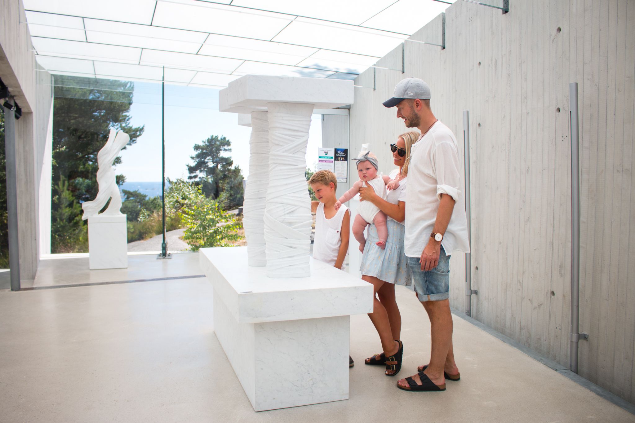 Familie inne på Midtåsen skulpturpaviljong