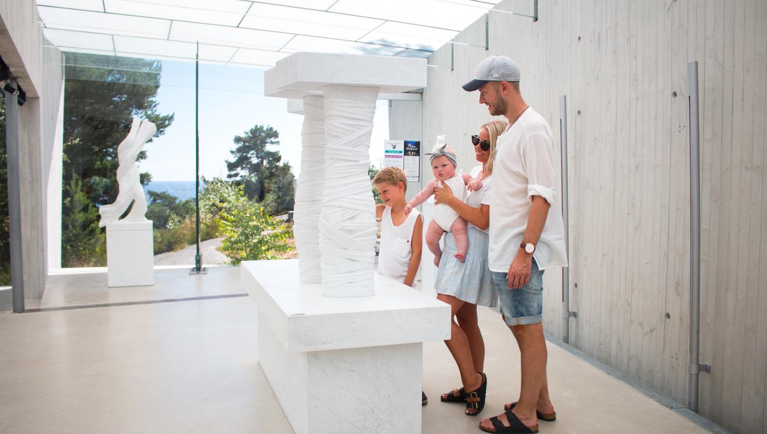 Familie inne på Midtåsen skulpturpaviljong