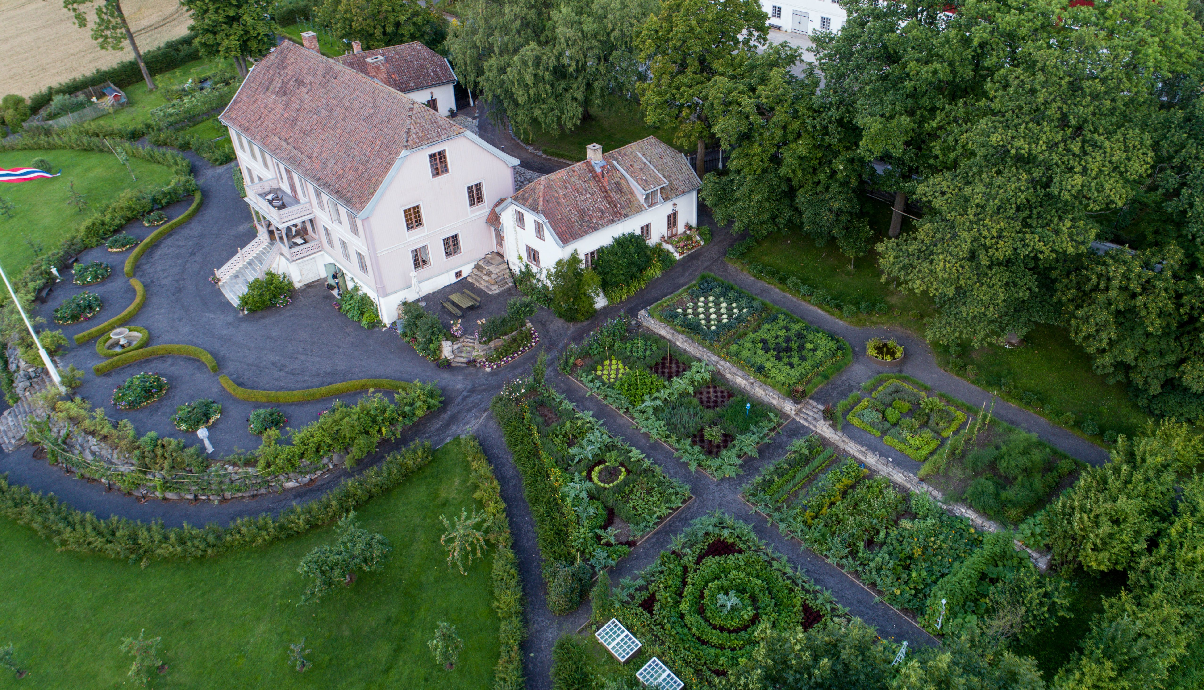 Dronebilde av Hovelsrud gård og grønnsakshagen