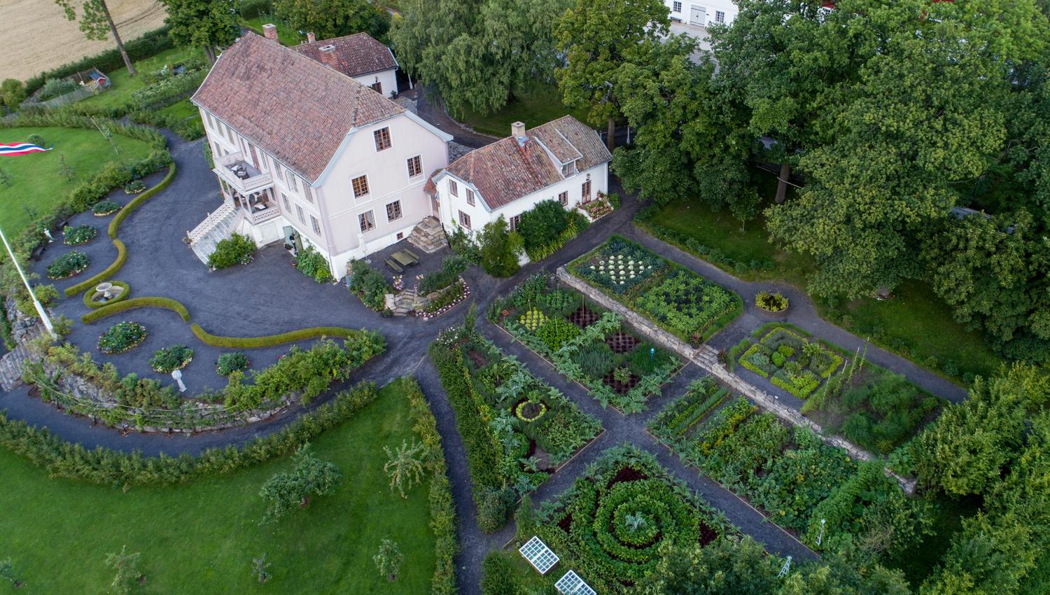 Dronebilde av Hovelsrud gård og grønnsakshagen