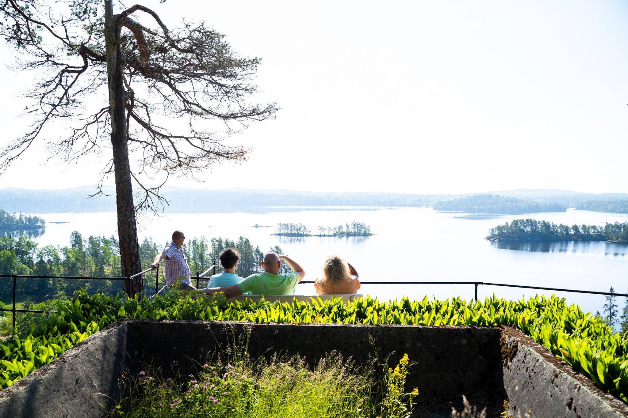 Folk foran sjøutsikt