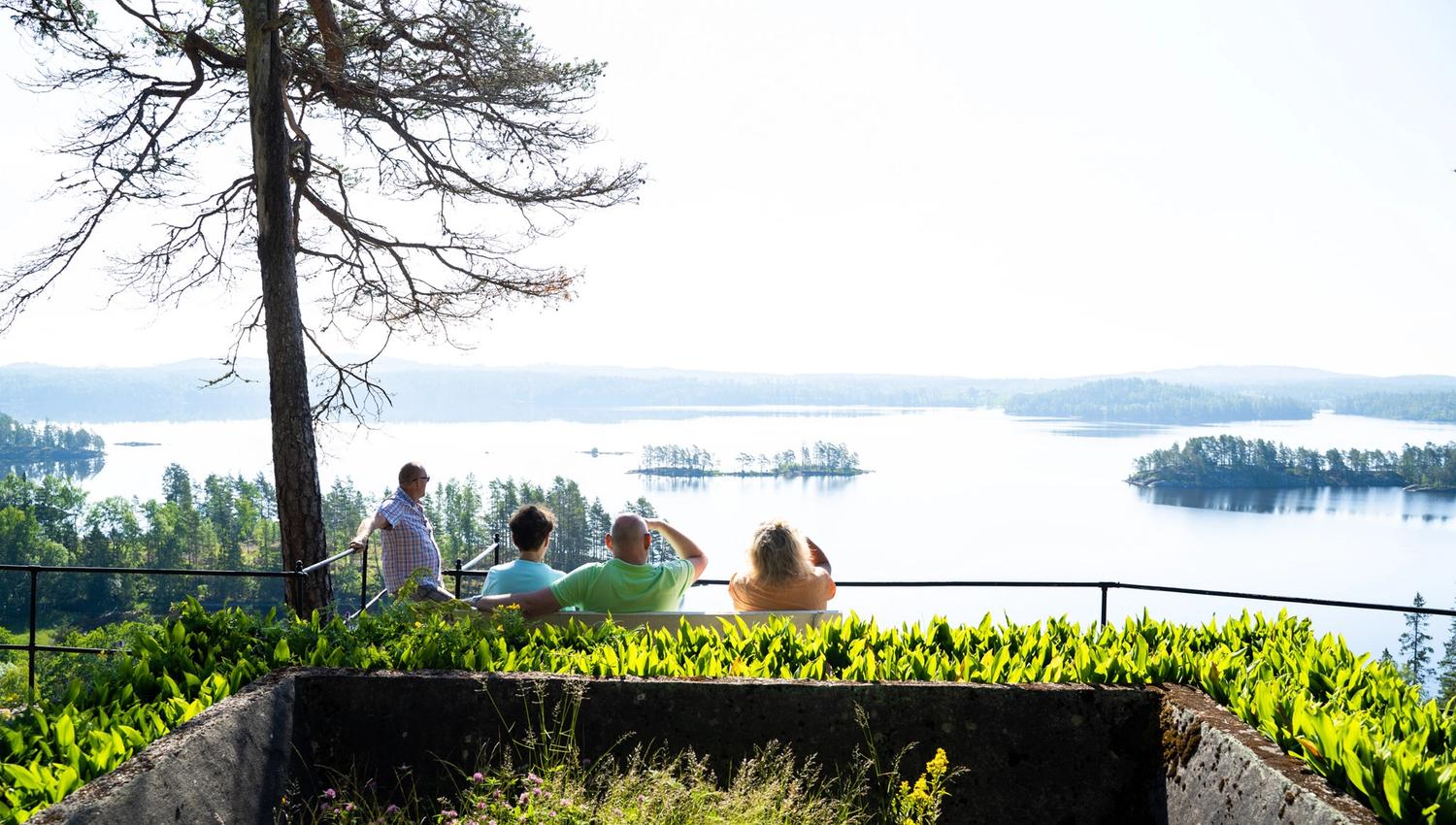 Folk foran sjøutsikt
