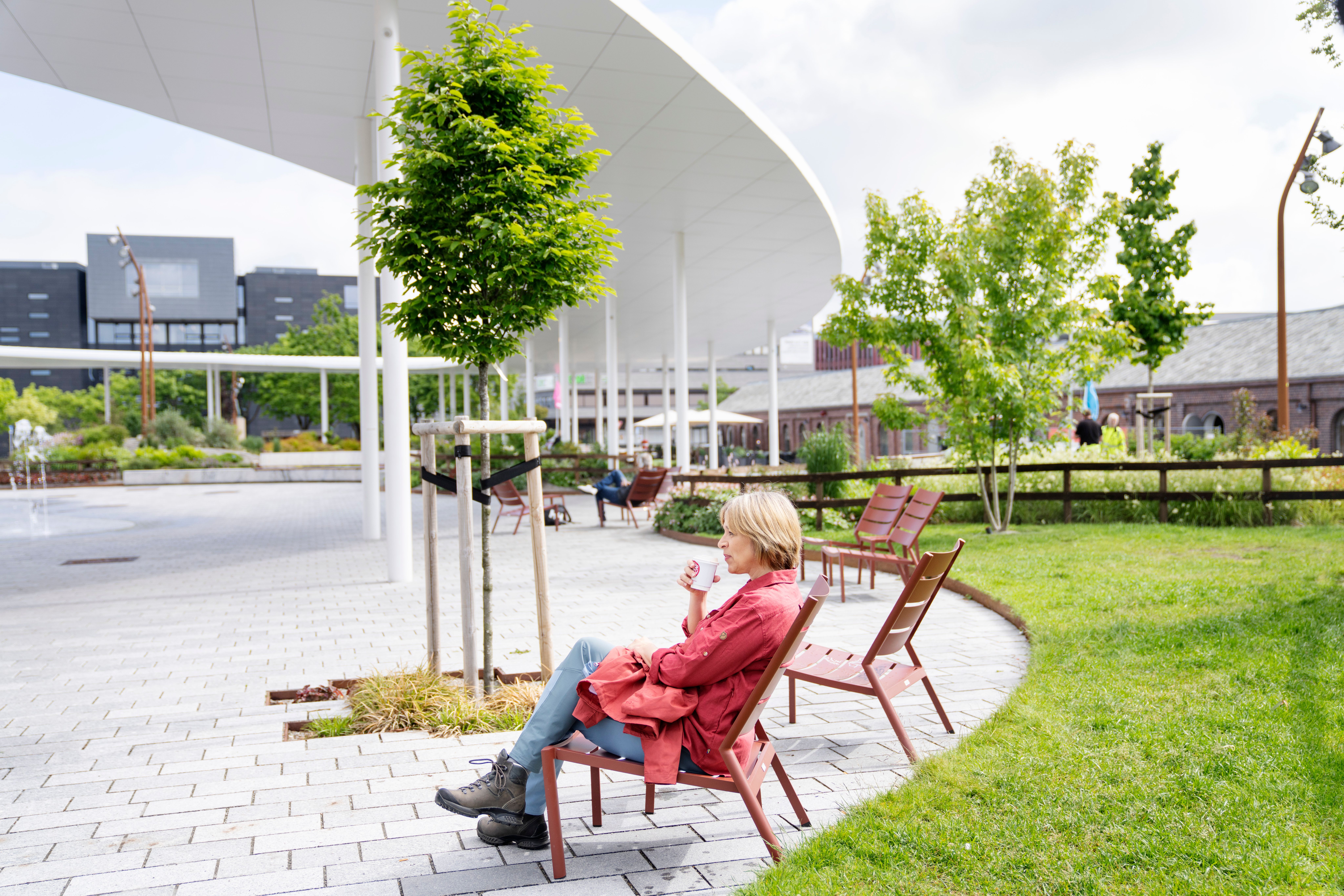 Slapp av på en parkbenk i Sandnes