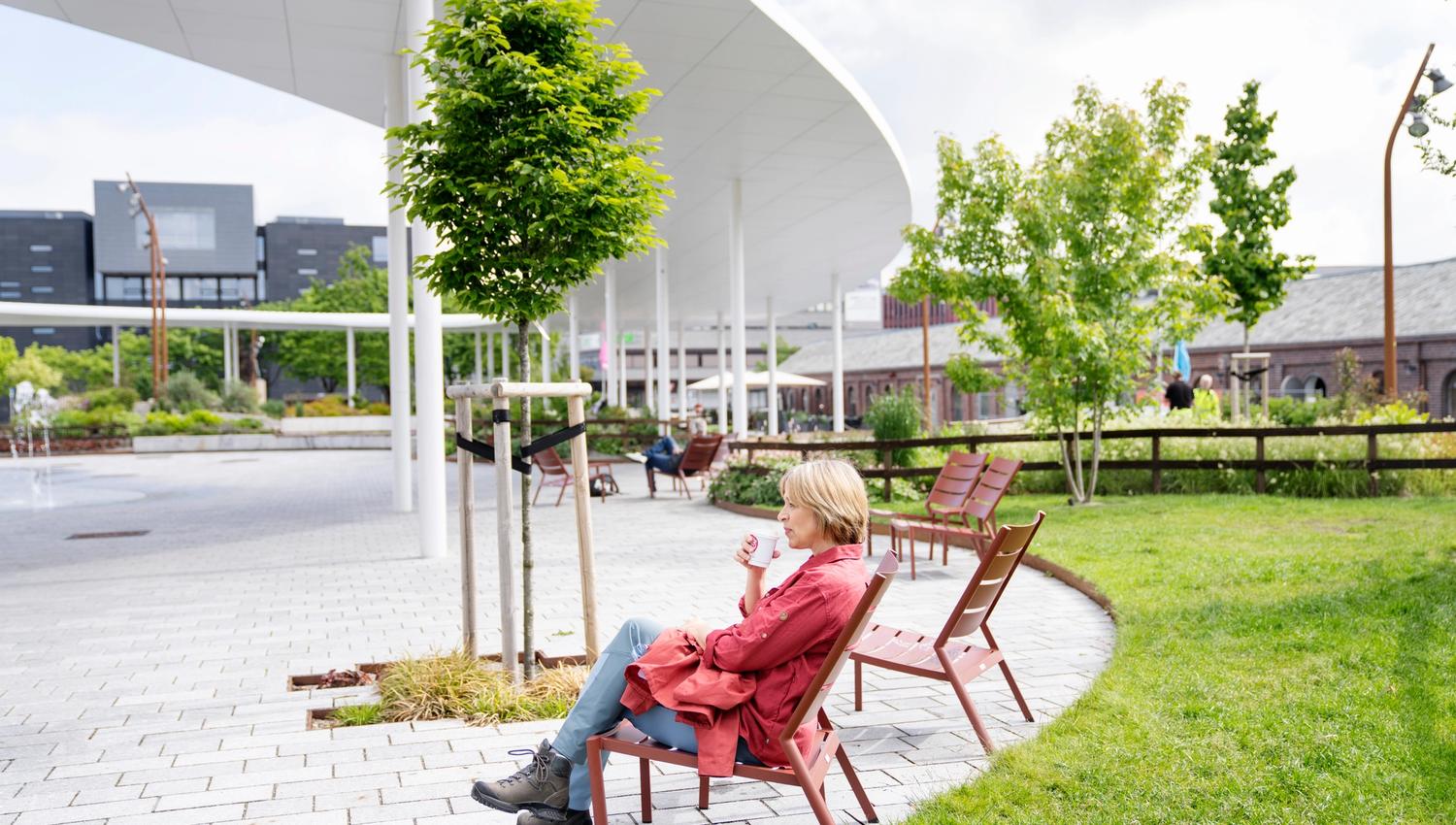 Slapp av på en parkbenk i Sandnes