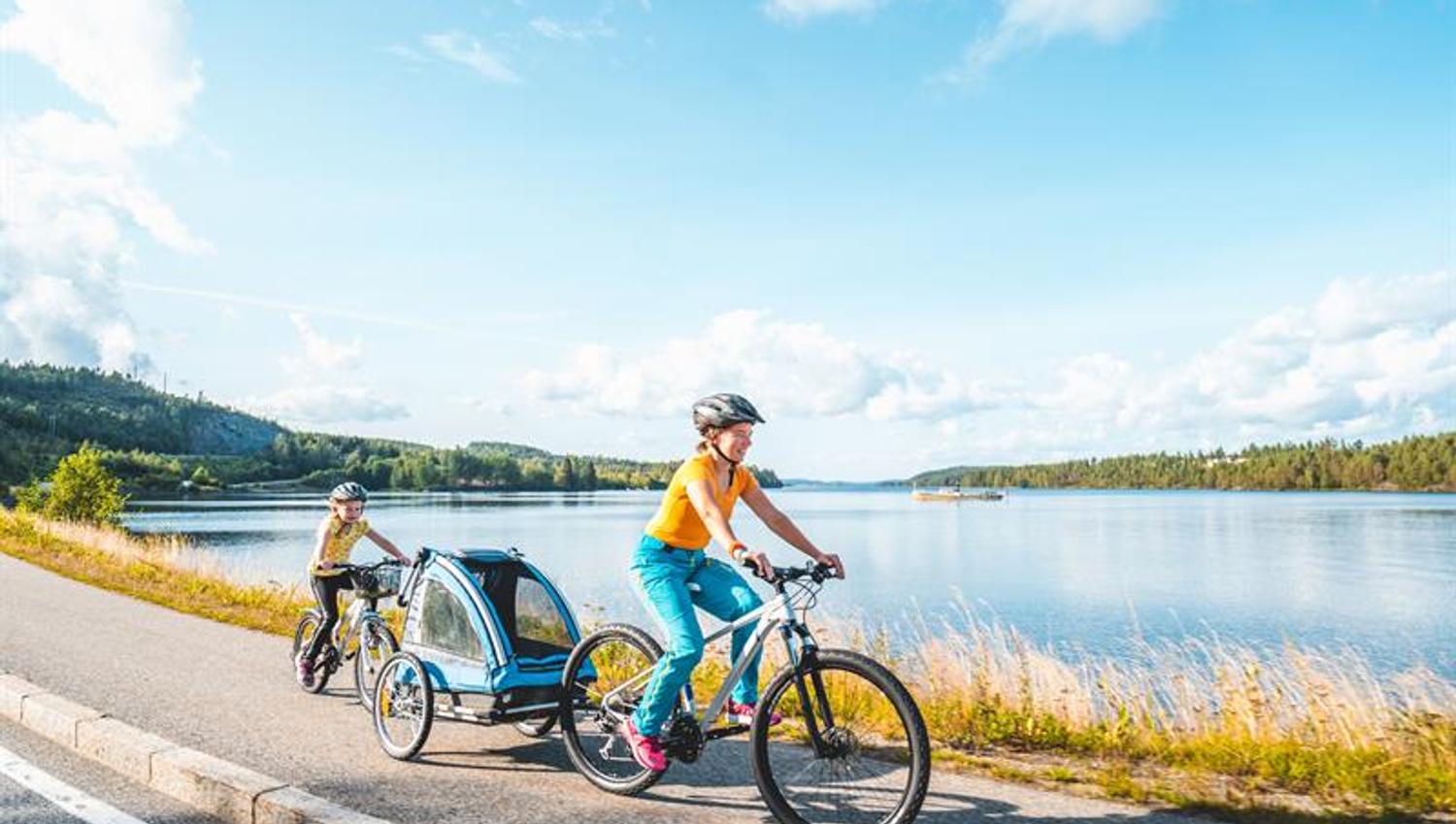 To syklister ved rødnessjøen