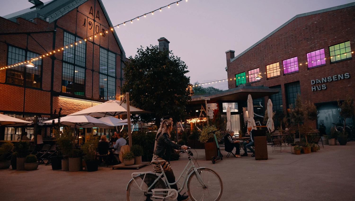 Mathallen eksteriør med utendørs terrasse.
