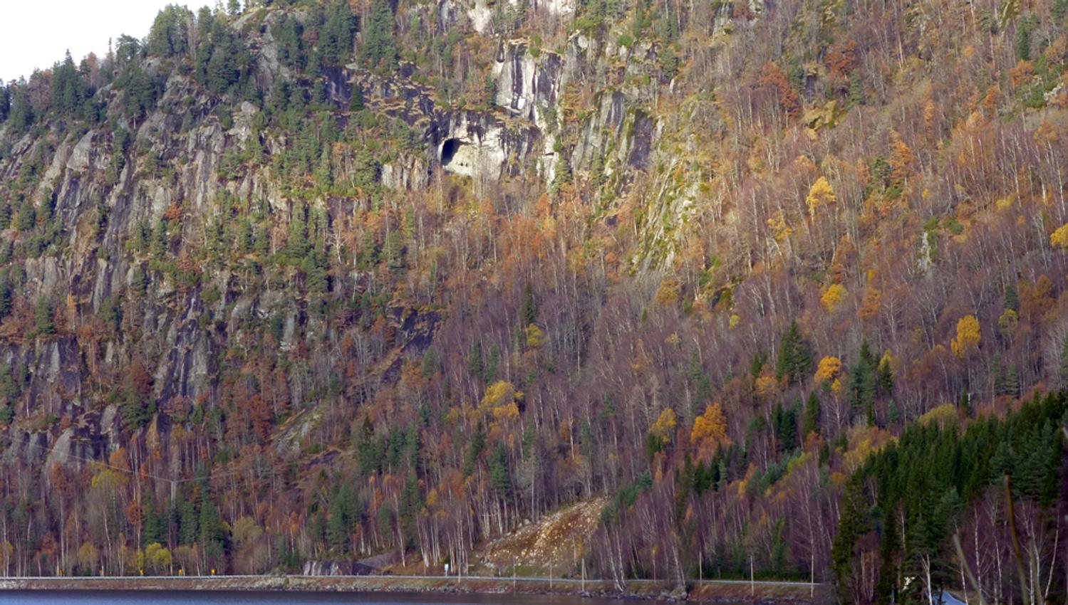 Tjovhola sett fra RV9