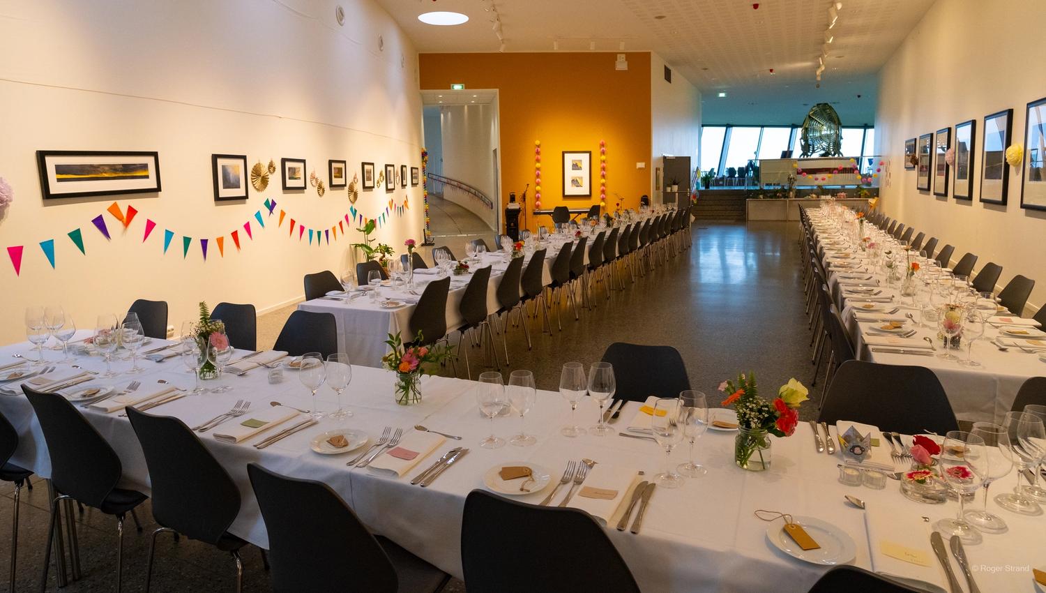 Dekket til fest i galleriet på Alnes fyr og opplevelsessenter
