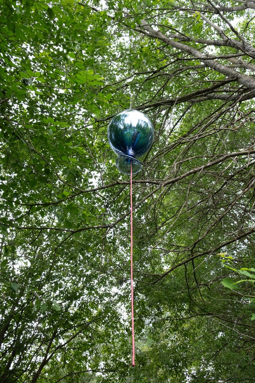 skulpturballong i et tre i glass
Kunstner Beate Einen: «blå ballong