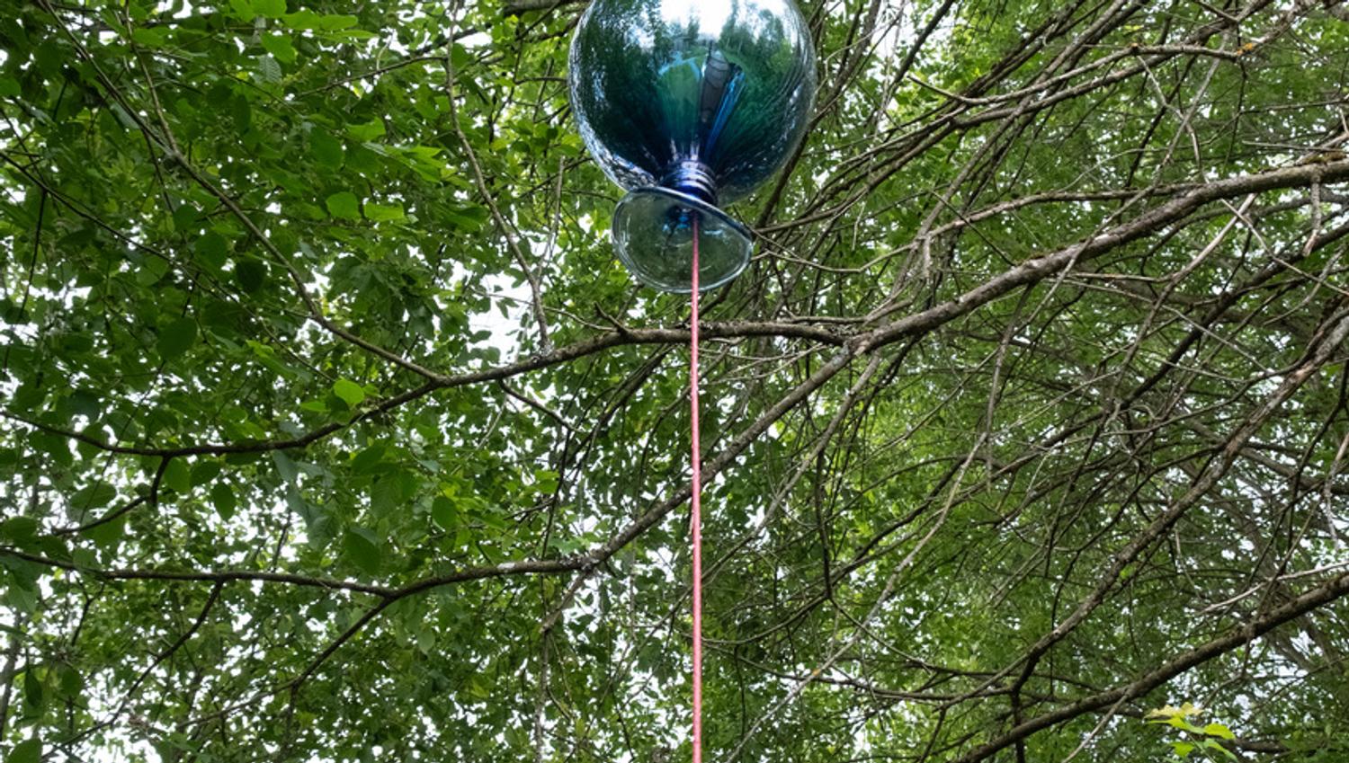 skulpturballong i et tre i glass
Kunstner Beate Einen: «blå ballong