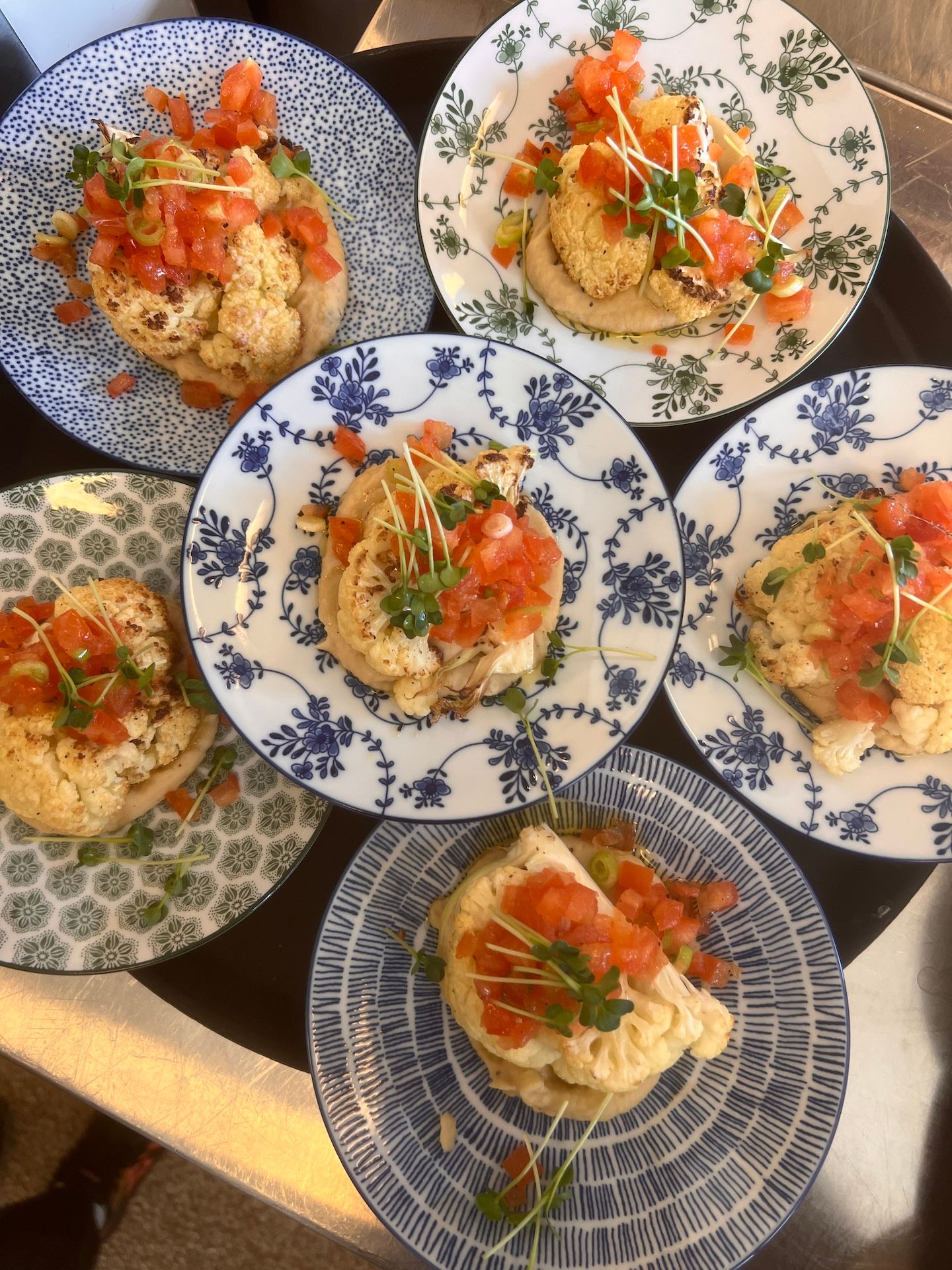 Tallerken med blå motiv og tomatrett