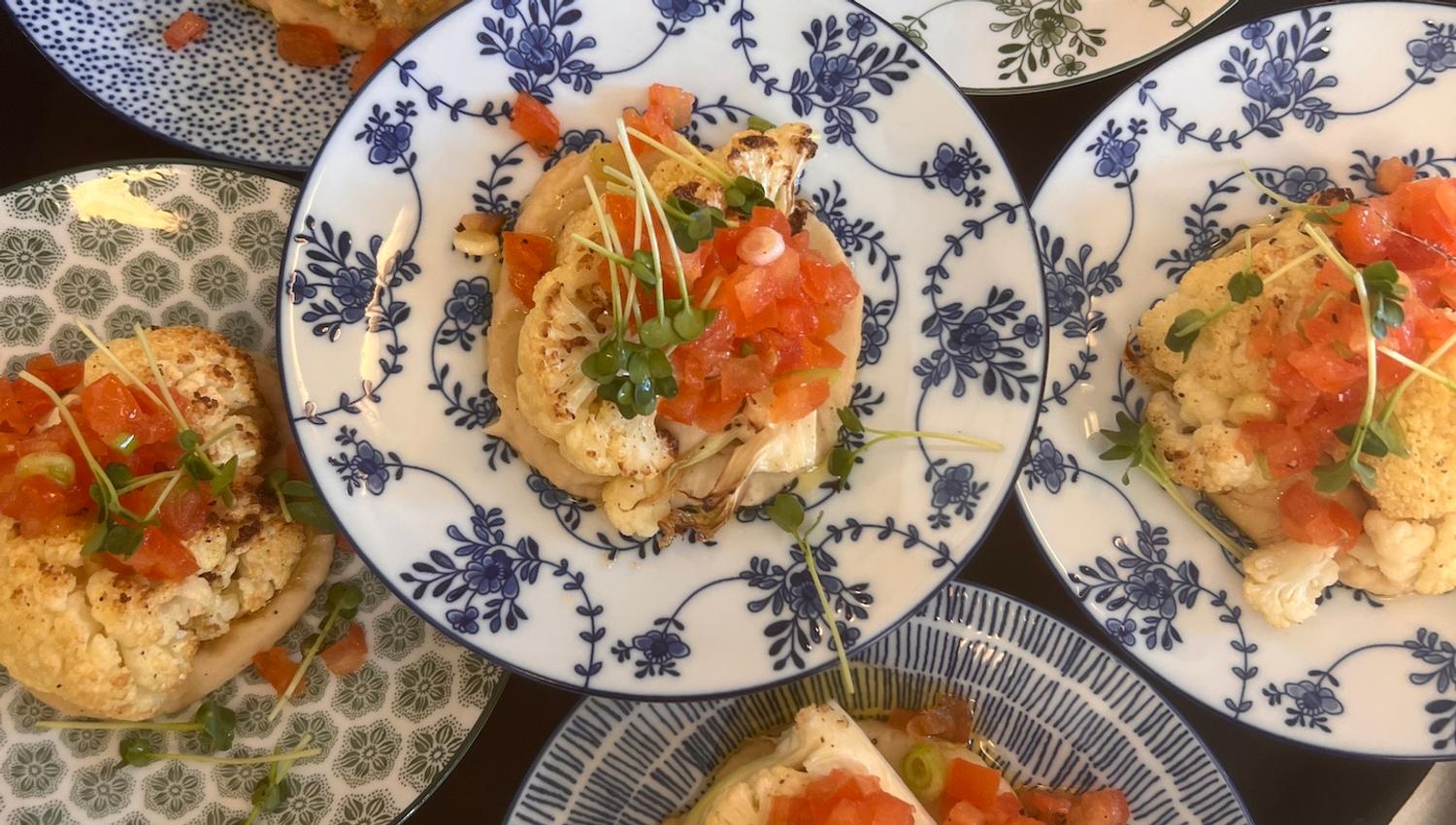 Tallerken med blå motiv og tomatrett
