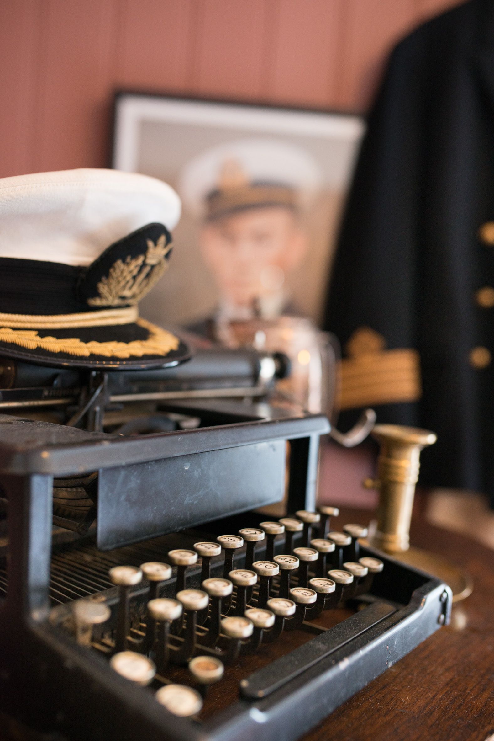 gammel skrivemaskin og kapteinslue til pynt